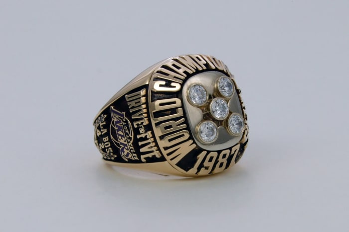 1987-Los-Angeles-Lakers-NBA-Championship-ring.jpg